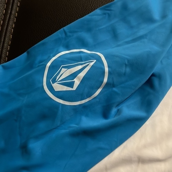 𝅺MEN'S new small Volcom shirt - Picture 3 of 4